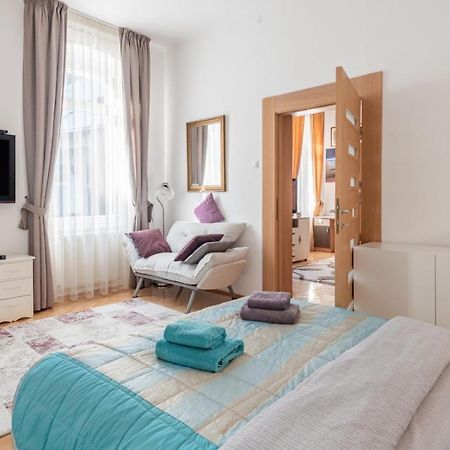 Brasov Centrul Vechi - 67Sqm - 2Min To Counsel Square Apartment Bagian luar foto
