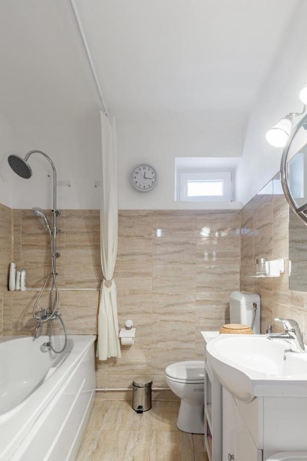 Brasov Centrul Vechi - 67Sqm - 2Min To Counsel Square Apartment Bagian luar foto