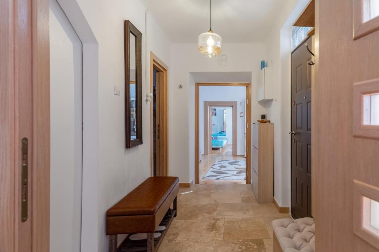 Brasov Centrul Vechi - 67Sqm - 2Min To Counsel Square Apartment Bagian luar foto