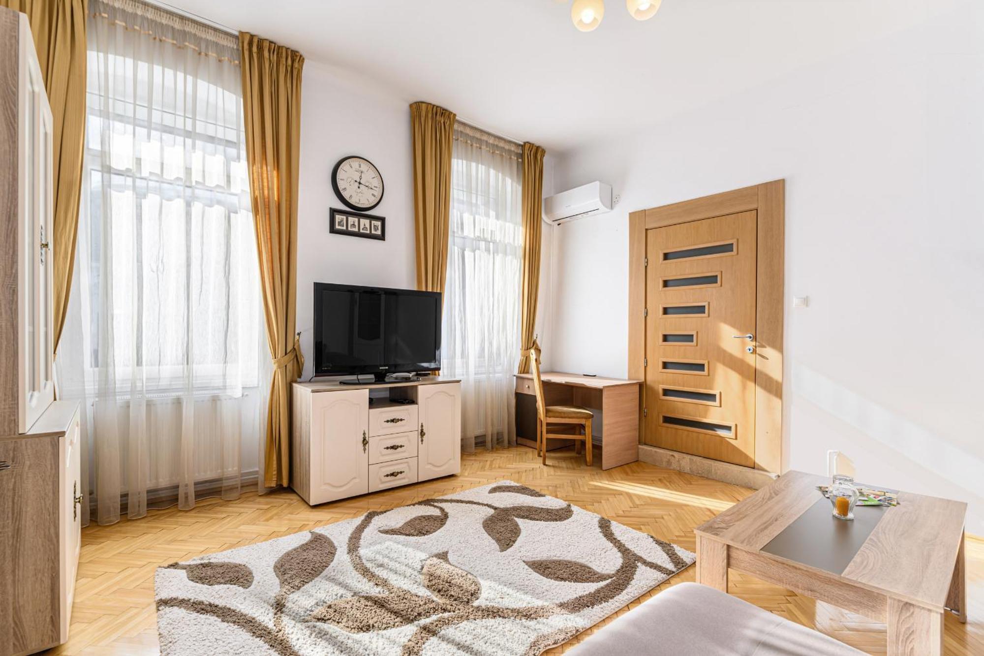 Brasov Centrul Vechi - 67Sqm - 2Min To Counsel Square Apartment Bagian luar foto